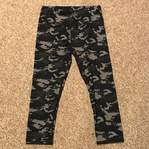 Fabletics camo print Capri - XS